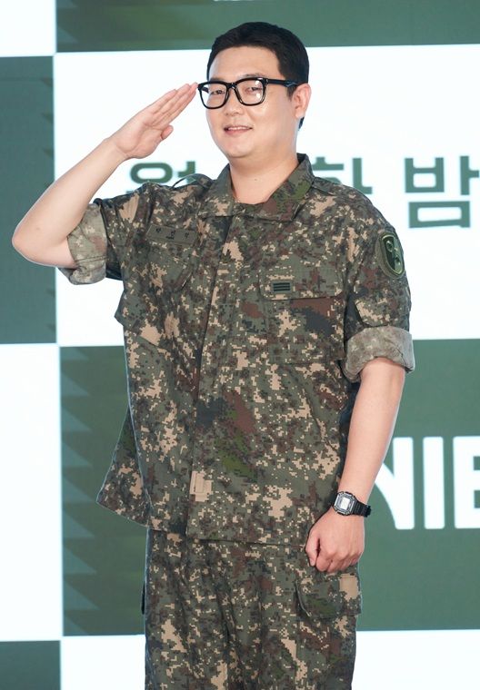[서울=뉴시스] 배우 김민호가 24일 서울 구로구 더세인트에서 열린 ENA 월화드라마 '신병4: 사보타주' 제작발표회에서 포즈를 취하고 있다. (사진=ENA 제공) 2026.08.24. photo@newsis.com *재판매 및 DB 금지