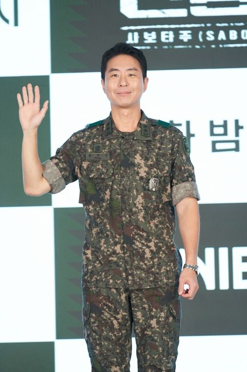 [서울=뉴시스] 배우 이현균이 24일 서울 구로구 더세인트에서 열린 ENA 월화드라마 '신병4: 사보타주' 제작발표회에서 포즈를 취하고 있다. (사진=ENA 제공) 2026.08.24. photo@newsis.com *재판매 및 DB 금지