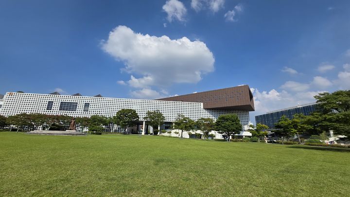 [사진=박현주 미술전문기자] 24일 대전 KAIST 캠퍼스 전경. KAIST는 과학기술과 인문·예술을 잇는 융합교육의 하나로 2024년 12월 교내에 KAIST 미술관을 개관했다. 2026.08.24. hyun@newsis.com *재판매 및 DB 금지