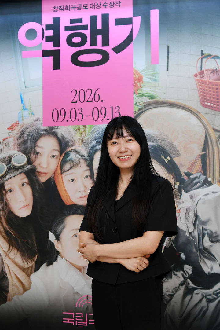 [서울=뉴시스] 24일 서울 명동예술극장에서 열린 국립극단 2024 창작희곡공모 연극 '역행기' 인터뷰 현장에 참석한 작가 김주희 (사진=국립극단 제공) 2026.08.24. photo@newsis.com *재판매 및 DB 금지