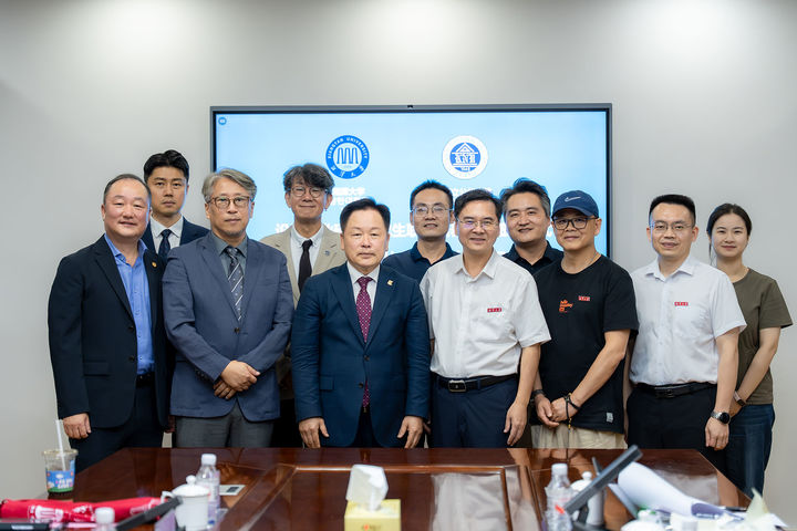 [공주=뉴시스]국립공주대와 중국 샹탄대 협약식 기념촬영. (사진=국립공주대 제공) 2026.08.24. photo@newsis.com *재판매 및 DB 금지