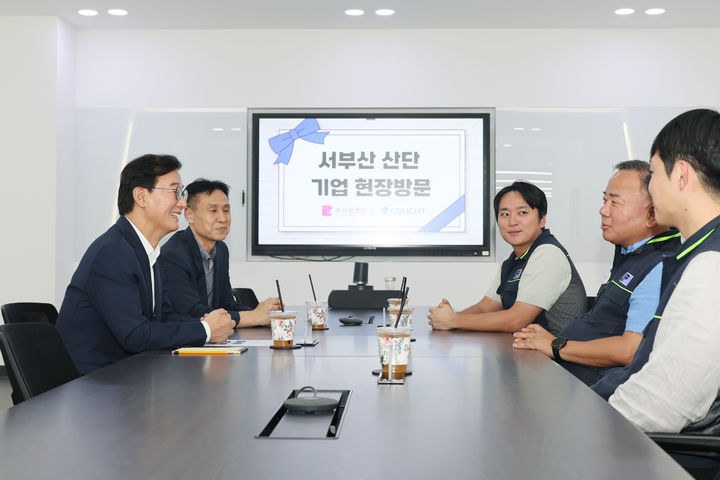 [부산=뉴시스] 부산시는 24일 강서구 한국산업단지공단 2층 회의실에서 서부산권 산업단지 기업들과 함께 '민생 100일 동행간담회'를 개최했다. (사진=부산시 제공) 2026.08.24. photo@newsis.com *재판매 및 DB 금지