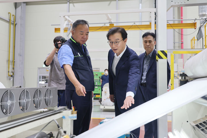 [부산=뉴시스] 부산시는 24일 강서구 한국산업단지공단 2층 회의실에서 서부산권 산업단지 기업들과 함께 '민생 100일 동행간담회'를 개최했다. (사진=부산시 제공) 2026.08.24. photo@newsis.com *재판매 및 DB 금지