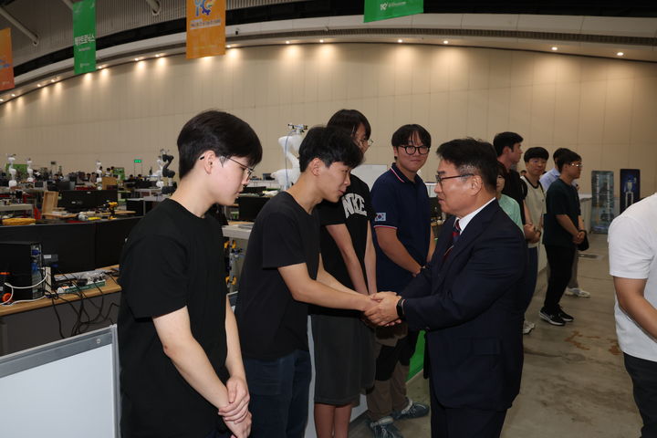 [창원=뉴시스]24일 인천광역시 송도컨벤시아에서 권순기 경남교육감이 제61회 전국기능경기대회 출전 중인 학생들을 격려하고 대회를 참관하는 모습.(사진=경남교육청 제공) 2026.08.24.photo@newsis.com *재판매 및 DB 금지