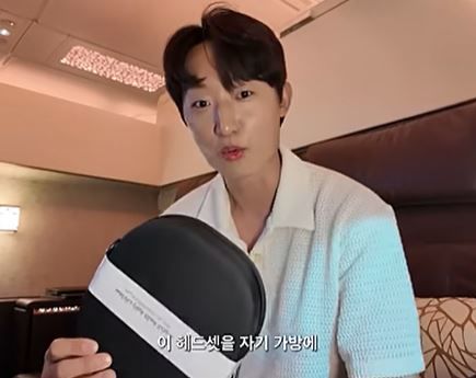 [서울=뉴시스] 유튜버 '또 떠나는 남자'가 비행기 일등석 침실에서 낯선 남성이 좌석에 앉아 헤드셋과 간식 바구니를 가져가려 한 황당한 일을 공개했다. (사진='ddoddunam' 유튜브 채널 캡처)