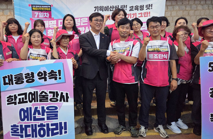 최휘영 문화체육관광부 장관이 24일 청와대 사랑채 인근에서 농성 중인 전국학교비정규직노동조합(학비노조) 성석주 예술강사전국분과장 등 관계자들을 만났다. (사진=문체부 제공) *재판매 및 DB 금지
