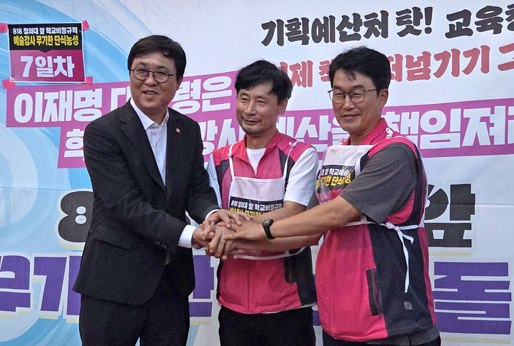 최휘영 문화체육관광부 장관이 24일 24일 청와대 사랑채 인근에서 농성 중인 전국학교비정규직노동조합(학비노조) 성석주 예술강사전국분과장 등 관계자들을 만났다. (사진=문체부 제공) *재판매 및 DB 금지