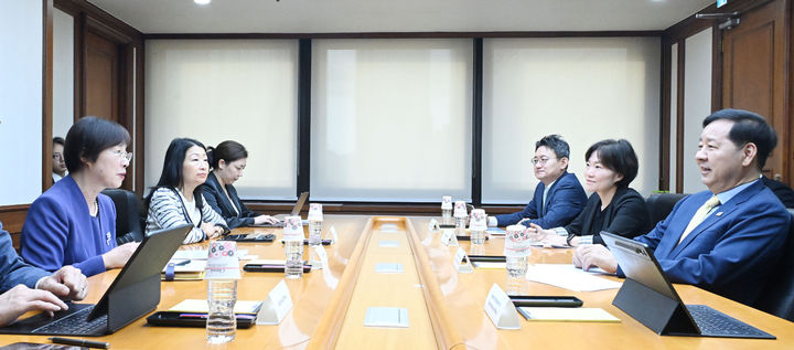 [서울=뉴시스] 구윤철 부총리 겸 재정경제부 장관이 24일 서울 영등포구 한국수출입은행에서 방한 중인 쩌우 자이 아시아인프라투자은행(AIIB) 신임 총재와 면담을 하고 있다. (사진=재정경제부 제공) 2026.08.24. photo@newsis.com *재판매 및 DB 금지