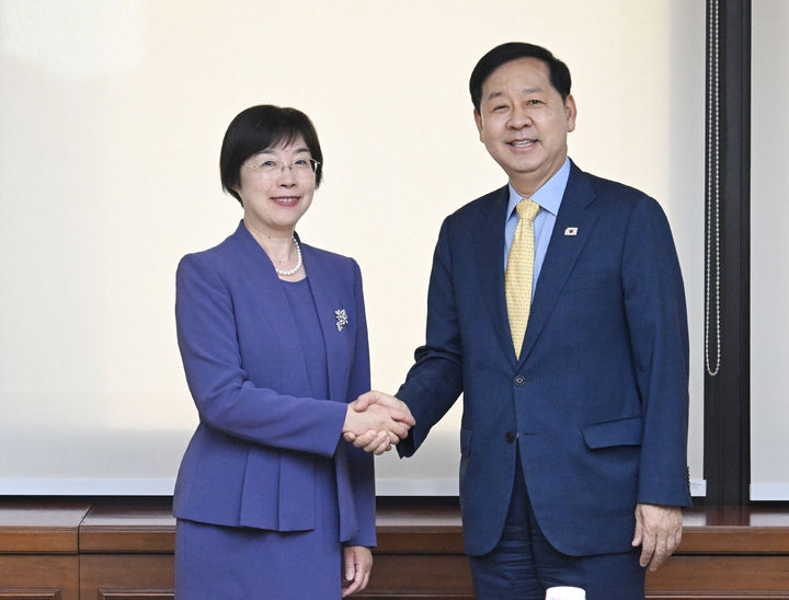 [서울=뉴시스] 구윤철 부총리 겸 재정경제부 장관이 24일 서울 영등포구 한국수출입은행에서 방한 중인 쩌우 자이 아시아인프라투자은행(AIIB) 신임 총재와 악수하고 있다. (사진=재정경제부 제공) 2026.08.24. photo@newsis.com *재판매 및 DB 금지