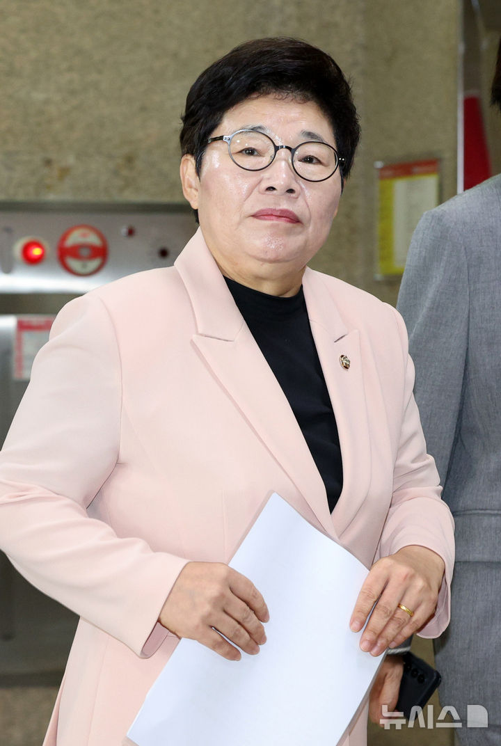 [서울=뉴시스] 고범준 기자 = 임이자 국민의힘 정책위의장이 24일 서울 여의도 국회에서 열린 최고위원회의에 참석하고 있다. 2026.08.24. bjko@newsis.com