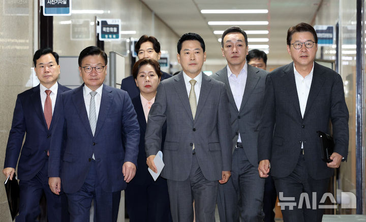 [서울=뉴시스] 고범준 기자 = 장동혁 국민의힘 대표와 정점식 원내대표 등 지도부가 24일 서울 여의도 국회에서 열린 최고위원회의에 참석하고 있다. 2026.08.24. bjko@newsis.com