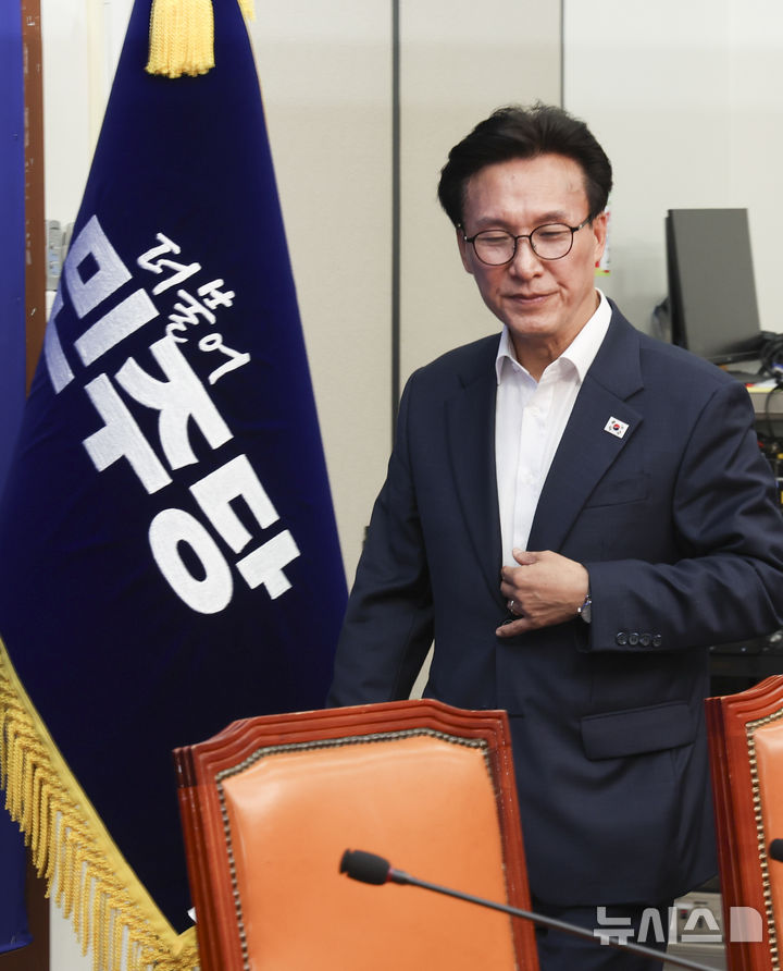 [서울=뉴시스] 김근수 기자 = 김민석 더불어민주당 당대표가 24일 오전 서울 여의도 국회에서 열린 최고위원회의에 참석하고 있다. 2026.08.24. ks@newsis.com