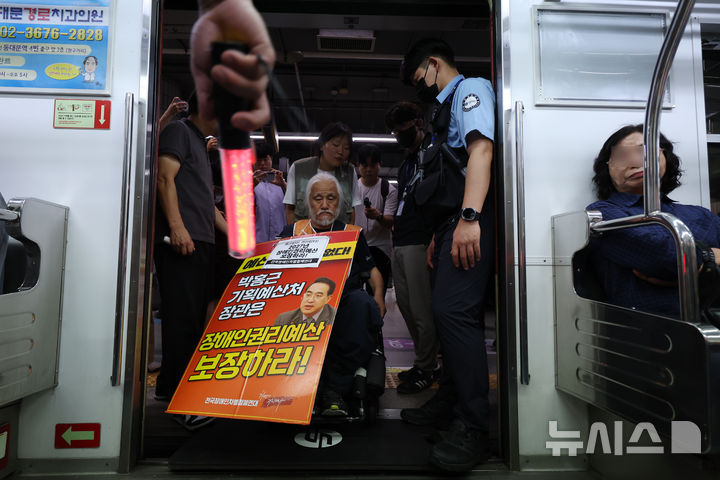 [서울=뉴시스] 고승민 기자 = 박경석 전국장애인차별철폐연대 상임공동대표가 24일 서울역 1호선 시청역 방면 승강장 앞에서 열린 '제73차 출근길 지하철 탑니다' 시위를 마친 뒤 시청 방면으로 가기 위해 열차에 탑승하고 있다. 2026.08.24. kkssmm99@newsis.com