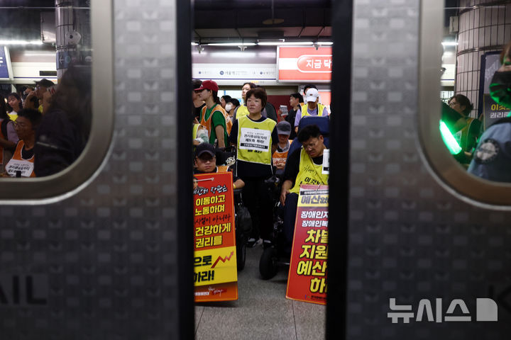 [서울=뉴시스] 고승민 기자 = 전국장애인차별철폐연대 등 장애인단체 회원들이 24일 서울역 1호선 시청역 방면 승강장 앞에서 '제73차 출근길 지하철 탑니다' 시위를 하고 있다. 2026.08.24. kkssmm99@newsis.com