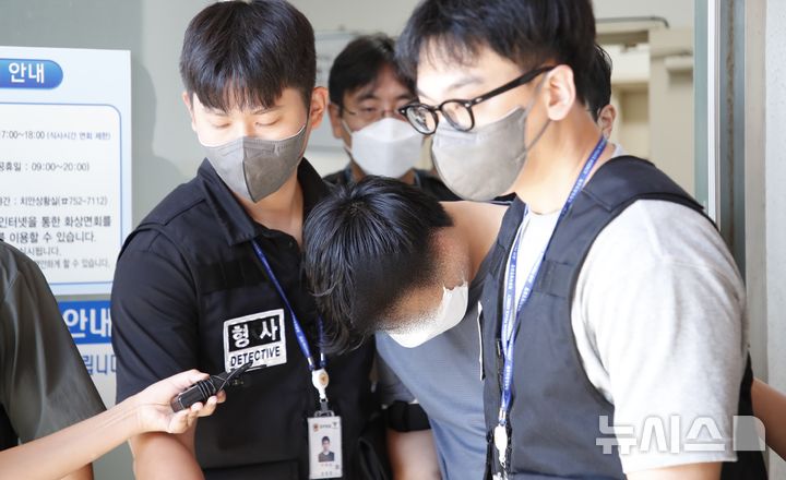 [제주=뉴시스] 우장호 기자 = 장미란(37)씨 등 실종자 허위 종결 사건으로 직무유기 등 혐의를 받고 있는 제주 서부경찰서 소속 A경장이 24일 오전 제주동부경찰서 유치장에서 제주지법에서 열리는 체포적부심에 출석하기 위해 이동하고 있다. 2026.08.24. woo1223@newsis.com