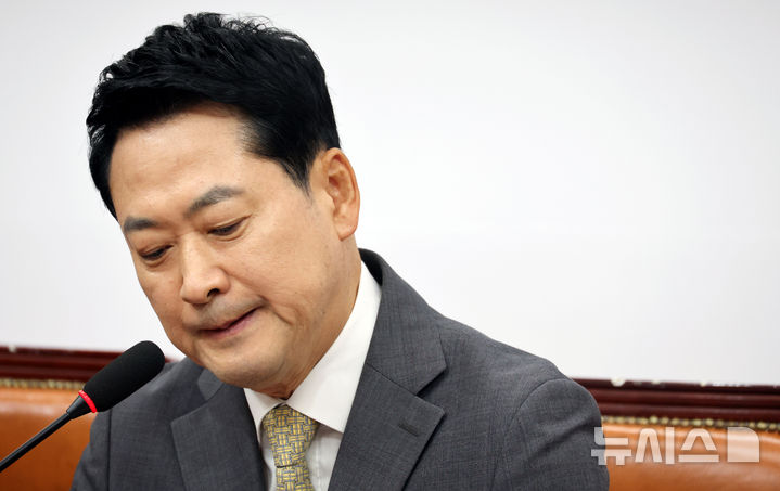 [서울=뉴시스] 최진석 기자 = 장동혁 국민의힘 대표가 24일 여의도 국회에서 열린 최고위원회의에서 생각에 잠겨 있다. 2026.08.24. myjs@newsis.com