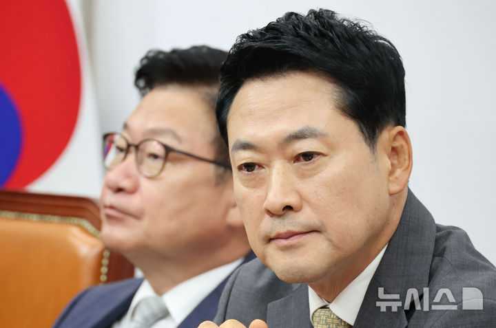 [서울=뉴시스] 최진석 기자 = 장동혁(오른쪽) 국민의힘 대표와 정점식 원내대표가 24일 여의도 국회에서 열린 최고위원회의에 자리하고 있다. 2026.08.24. myjs@newsis.com