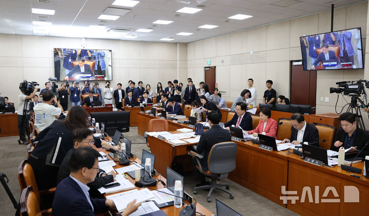[서울=뉴시스] 고범준 기자 = 김영진 국회 행정안전위원회 위원장이 24일 서울 여의도 국회에서 열린 행정안전위원회 전체회의에서 의사봉을 두드리고 있다. 2026.08.24. bjko@newsis.com