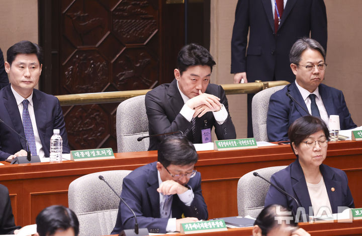 [서울=뉴시스] 김근수 기자 = 강훈식 대통령비서실장이 24일 오전 서울 여의도 국회에서 열린 예산결산특별위원회에 참석해 있다. 2026.08.24. ks@newsis.com