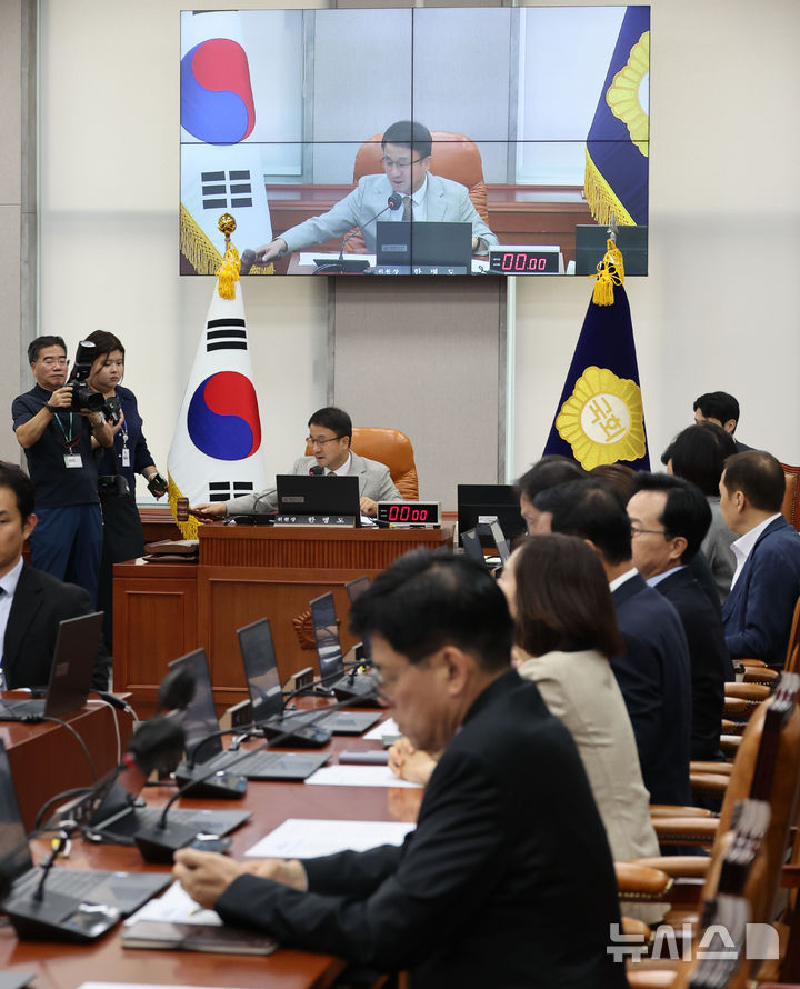 [서울=뉴시스] 최진석 기자 = 한병도 국회 운영위원장이 24일 여의도 국회에서 열린 제438회국회 임시회 국회운영위원회 제1차 전체회의를 주재하고 있다. 2026.08.24. myjs@newsis.com