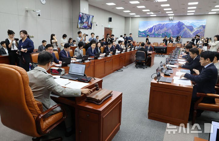 [서울=뉴시스] 최진석 기자 = 한병도 국회 운영위원장이 24일 여의도 국회에서 열린 제438회국회 임시회 국회운영위원회 제1차 전체회의를 주재하고 있다. 2026.08.24. myjs@newsis.com