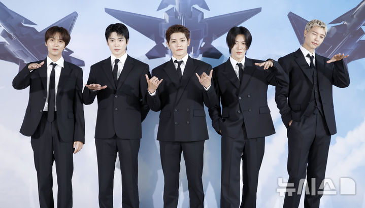 [서울=뉴시스] 김혜진 기자 = 그룹 NCT127(왼쪽부터 해찬, 재현, 태용, 유타, 쟈니)이 24일 서울 송파구 스카이31 컨벤션에서 열린 일곱 번째 정규앨범 '블링이'(BLINGY) 발매 기념 기자간담회에서 포즈를 취하고 있다. 2026.08.24. jini@newsis.com