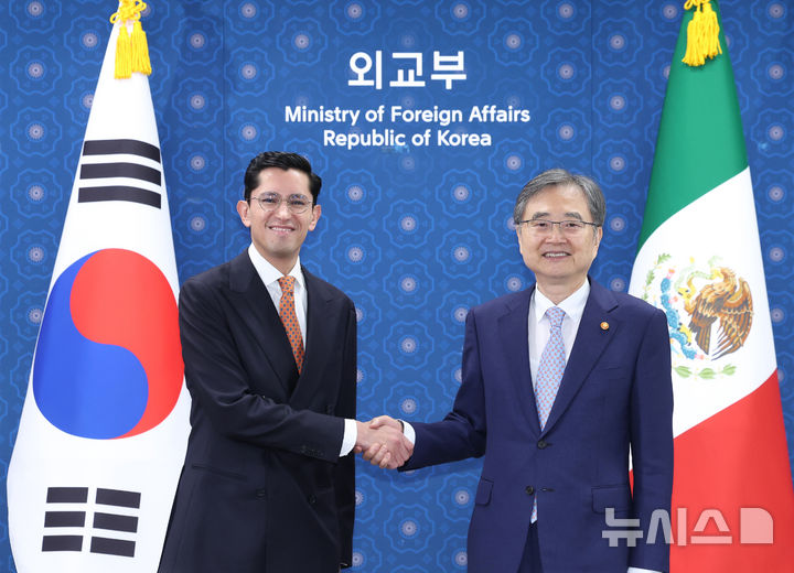 [서울=뉴시스] 조수정 기자 = 조현 외교부 장관과 로베르토 벨라스코 알바레스 멕시코 외교장관이 24일 오전 서울 종로구 외교부에서 한-멕시코 외교장관회담에 앞서 악수하고 있다. 2026.08.24. chocrystal@newsis.com