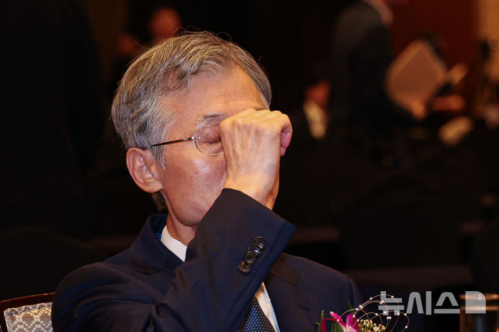 [서울=뉴시스] 권창회 기자 = 조희대 대법원장이 24일 서울 중구 더그랜드롯데 서울에서 열린 제34회 법의 지배를 위한 변호사대회에 참석해 머리를 만지고 있다. 2026.08.24. kch0523@newsis.com