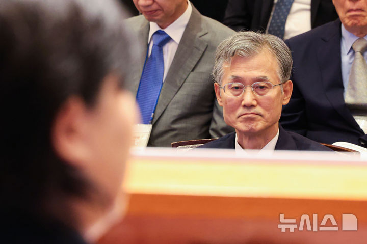[서울=뉴시스] 권창회 기자 = 조희대 대법원장이 24일 서울 중구 더그랜드롯데 서울에서 열린 제34회 법의 지배를 위한 변호사대회에서 서영교 국회 법사위원장의 축사를 지켜보고 있다. 2026.08.24. kch0523@newsis.com