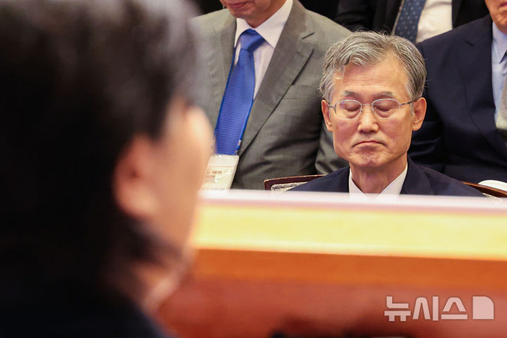 [서울=뉴시스] 권창회 기자 = 조희대 대법원장이 24일 서울 중구 더그랜드롯데 서울에서 열린 제34회 법의 지배를 위한 변호사대회에서 서영교 국회 법사위원장의 축사를 지켜보고 있다. 2026.08.24. kch0523@newsis.com