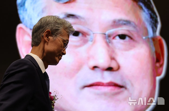 [서울=뉴시스] 권창회 기자 = 조희대 대법원장이 24일 서울 중구 더그랜드롯데 서울에서 열린 제34회 법의 지배를 위한 변호사대회에서 축사를 마친 뒤 자리로 이동하고 있다. 2026.08.24. kch0523@newsis.com