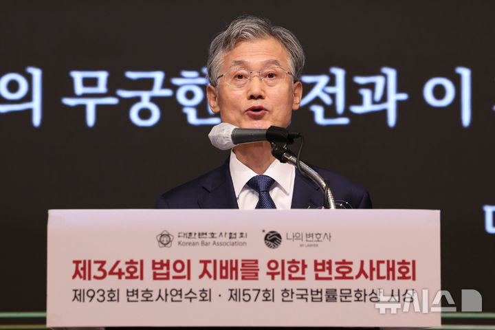 [서울=뉴시스] 권창회 기자 = 조희대 대법원장이 24일 서울 중구 더그랜드롯데 서울에서 열린 제34회 법의 지배를 위한 변호사대회에서 축사를 하고 있다. 2026.08.24. kch0523@newsis.com