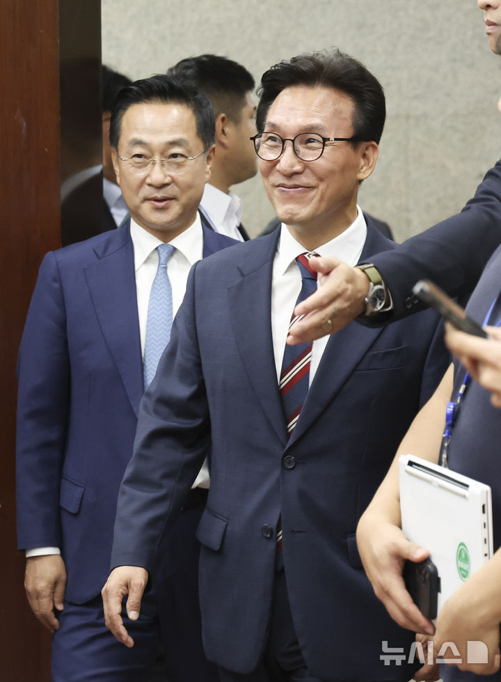 [서울=뉴시스] 김근수 기자 = 김민석 더불어민주당 대표가 24일 오전 서울 여의도 국회에서 장동혁 국민의힘 대표와 예방을 하기 위해 회의실로 들어서고 있다. 2026.08.24. ks@newsis.com