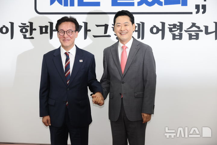 [서울=뉴시스] 최진석 기자 = 김민석(왼쪽) 더불어민주당 대표가 24일 여의도 국회에서 장동혁 국민의힘 대표를 예방하며 기념촬영하고 있다. 2026.08.24. myjs@newsis.com