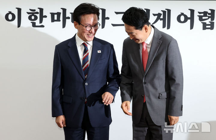 [서울=뉴시스] 최진석 기자 = 김민석(왼쪽) 더불어민주당 대표가 24일 여의도 국회에서 장동혁 국민의힘 대표를 예방하고 있다. 2026.08.24. myjs@newsis.com