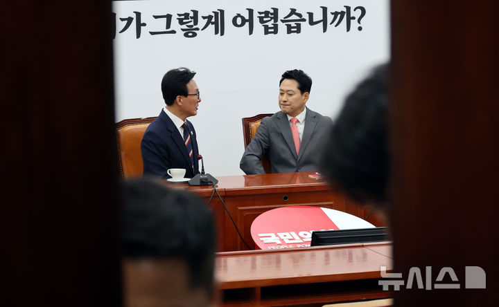 [서울=뉴시스] 최진석 기자 = 김민석 더불어민주당 대표와 장동혁 국민의힘 대표가 24일 여의도 국회에서 비공개로 전환된 접견에서 대화를 나누고 있다. 2026.08.24. myjs@newsis.com
