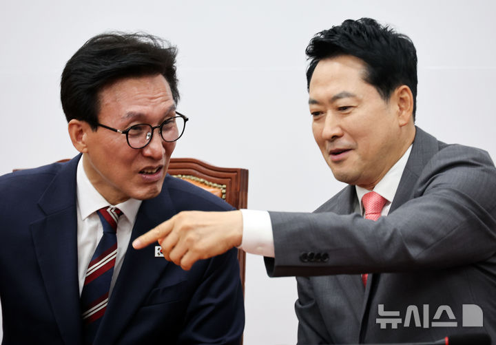 [서울=뉴시스] 최진석 기자 = 김민석(왼쪽) 더불어민주당 대표와 장동혁 국민의힘 대표가 24일 여의도 국회에서 비공개로 전환된 접견에서 대화를 나누고 있다. 2026.08.24. myjs@newsis.com