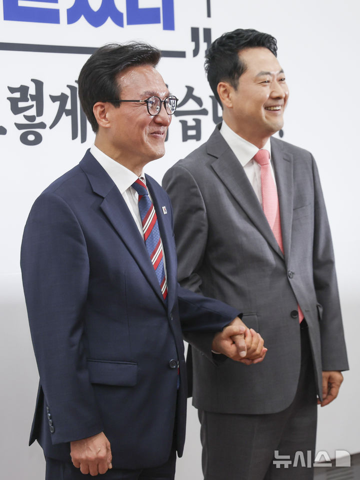 [서울=뉴시스] 김근수 기자 = 장동혁 국민의힘 대표와 김민석 더불어민주당 대표가 24일 오전 서울 여의도 국회에서 국민의힘 대회의실에서 인사를 나누고 있다. 2026.08.24. ks@newsis.com