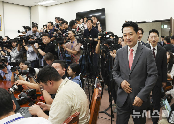 [서울=뉴시스] 김근수 기자 = 장동혁 국민의힘 대표가 24일 오전 서울 여의도 국회에서 김민석 더불어민주당 대표와 예방을 하기 위해 회의실로 들어서고 있다. 2026.08.24. ks@newsis.com