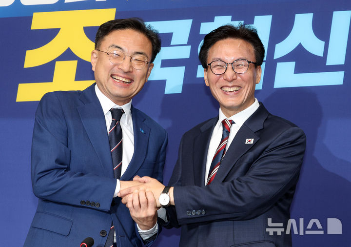 [서울=뉴시스] 고범준 기자 = 신장식 조국혁신당 대표가 24일 서울 여의도 국회에서 김민석 더불어민주당 대표를 접견하며 기념촬영을 하고 있다. 2026.08.24. bjko@newsis.com