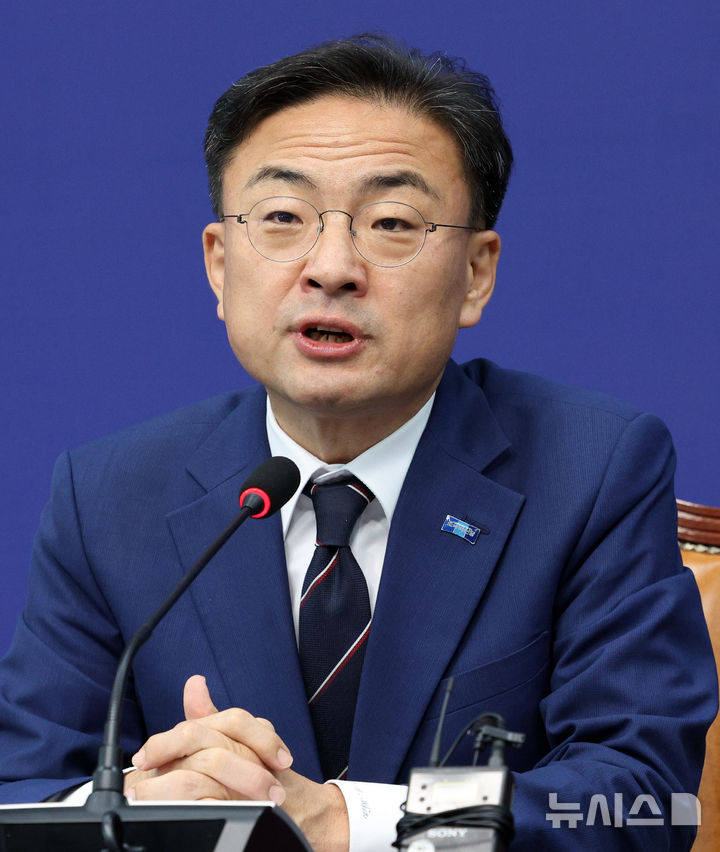 [서울=뉴시스] 고범준 기자 = 신장식 조국혁신당 대표가 지난 24일 서울 여의도 국회에서 김민석 더불어민주당 대표를 접견하며 발언하고 있다. 2026.08.24. bjko@newsis.com