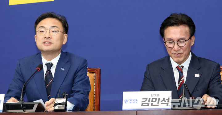 [서울=뉴시스] 고범준 기자 = 신장식 조국혁신당 대표가 24일 서울 여의도 국회에서 김민석 더불어민주당 대표를 접견하며 발언하고 있다. 2026.08.24. bjko@newsis.com
