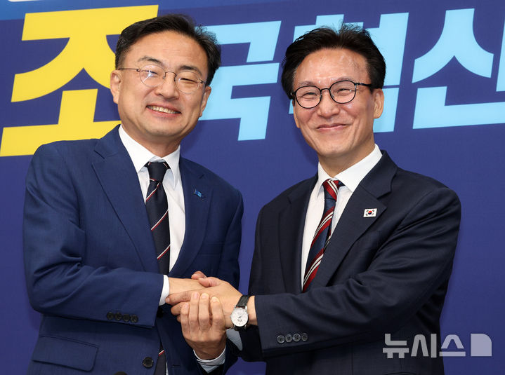 [서울=뉴시스] 고범준 기자 = 신장식 조국혁신당 대표가 지난 24일 서울 여의도 국회에서 김민석 더불어민주당 대표를 접견하며 기념촬영을 하고 있다. 2026.08.24. bjko@newsis.com