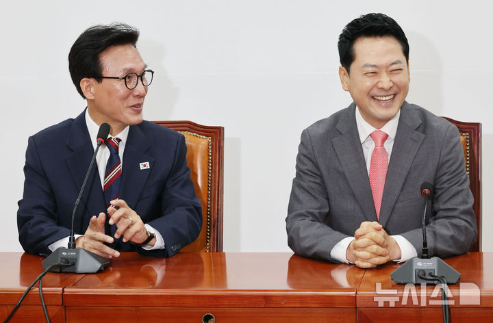 [서울=뉴시스] 최진석 기자 = 김민석(왼쪽) 더불어민주당 대표가 지난달 24일 여의도 국회에서 장동혁 국민의힘 대표를 예방하며 발언하고 있다. 2026.08.24. myjs@newsis.com