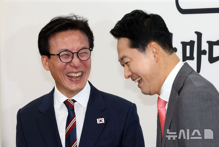[서울=뉴시스] 고범준 기자 = 김민석 더불어민주당 대표가 24일 서울 여의도 국회에서 장동혁 국민의힘 대표를 예방하며 밝게 웃고 있다. 2026.08.24. bjko@newsis.com