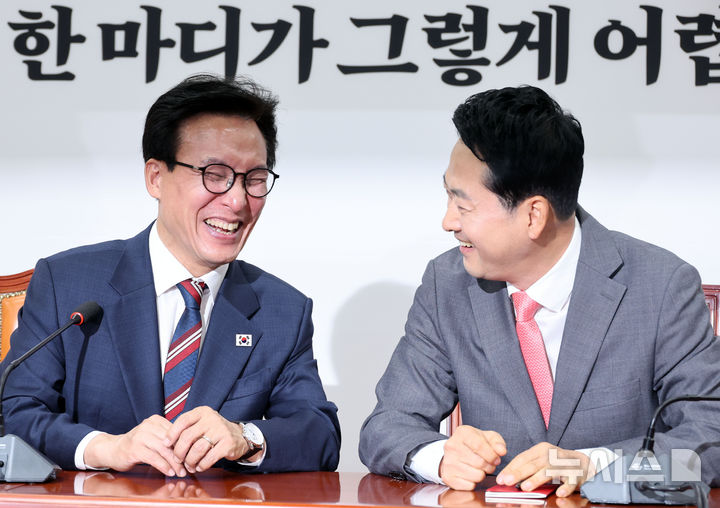 [서울=뉴시스] 최진석 기자 = 김민석(왼쪽) 더불어민주당 대표와 장동혁 국민의힘 대표가 24일 여의도 국회에서 접견하며 밝은 표정을 하고 있다. 2026.08.24. myjs@newsis.com