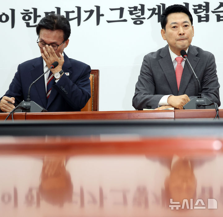 [서울=뉴시스] 최진석 기자 = 김민석(왼쪽) 더불어민주당 대표와 장동혁 국민의힘 대표가 24일 여의도 국회에서 접견하고 있다. 2026.08.24. myjs@newsis.com