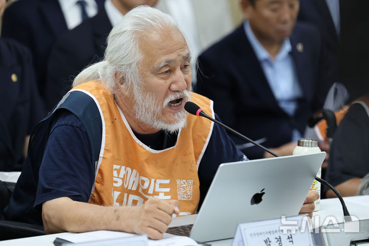 [서울=뉴시스] 권창회 기자 = 22대 총선 당시 사전투표소 앞에서 포체투지를 하며 투표를 권유한 혐의로 재판에 넘겨진 박경석 전국장애인차별철폐연대(전장연) 상임공동대표가 벌금 50만원을 선고받았다. 사진은 박 대표가 지난달 24일 서울 중구 서울시의회 의원회관에서 열린 장애인 권리보장을 위한 사회적 대타협 선언 기자회견에서 발언하는 모습. 2026.09.29. kch0523@newsis.com