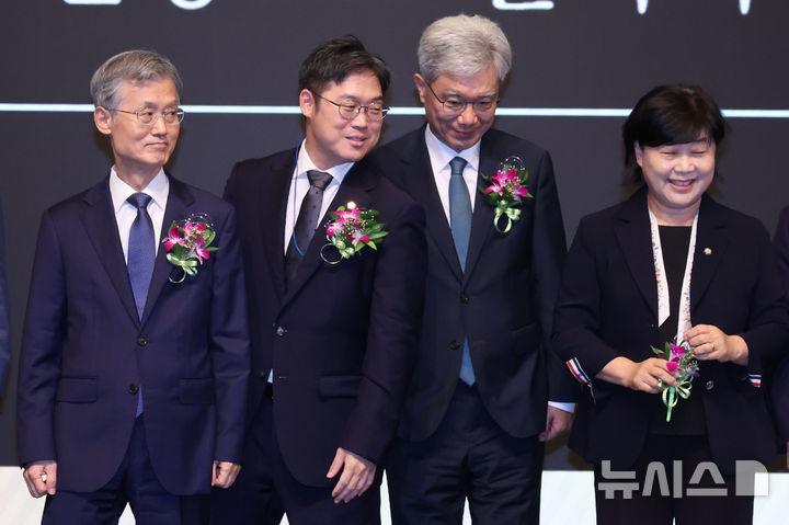 [서울=뉴시스] 권창회 기자 = 조희대(왼쪽) 대법원장이 24일 서울 중구 더그랜드롯데 서울에서 열린 제34회 법의 지배를 위한 변호사대회에서 기념촬영을 마친 뒤 서영교 국회 법사위원장을 바라보고 있다 2026.08.24. kch0523@newsis.com