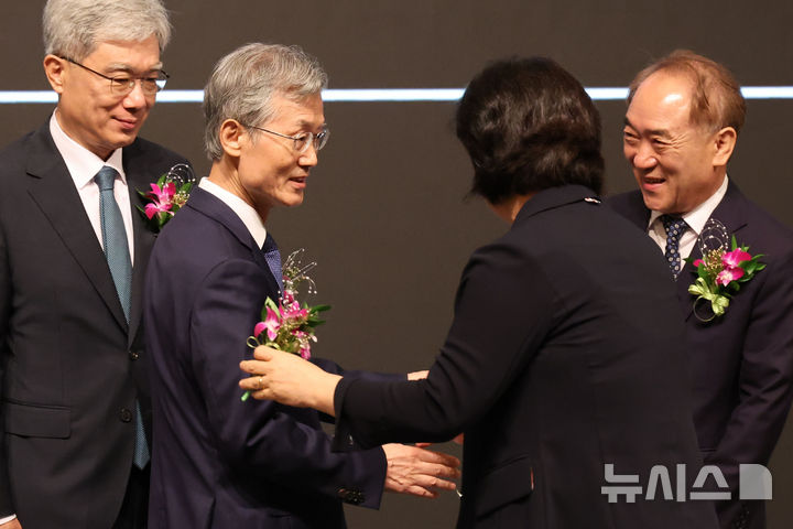 [서울=뉴시스] 권창회 기자 = 조희대 대법원장이 24일 서울 중구 더그랜드롯데 서울에서 열린 제34회 법의 지배를 위한 변호사대회에서 기념촬영을 마친 뒤 서영교 국회 법사위원장과 악수하고 있다. 2026.08.24. kch0523@newsis.com